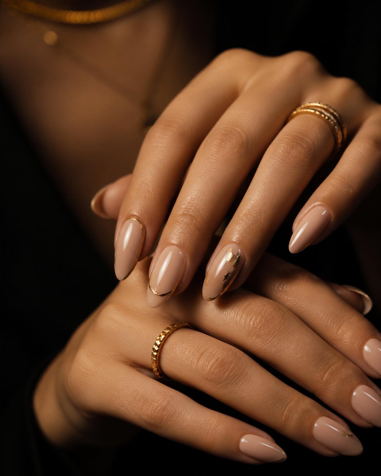Unhas profissionais com detalhes em dourado